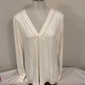 White silver trim lined vneck top NWT